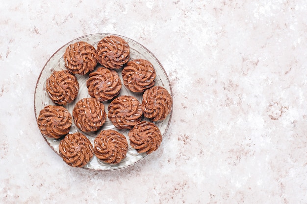 Trufas de mini bolos com gotas de chocolate e cacau em pó