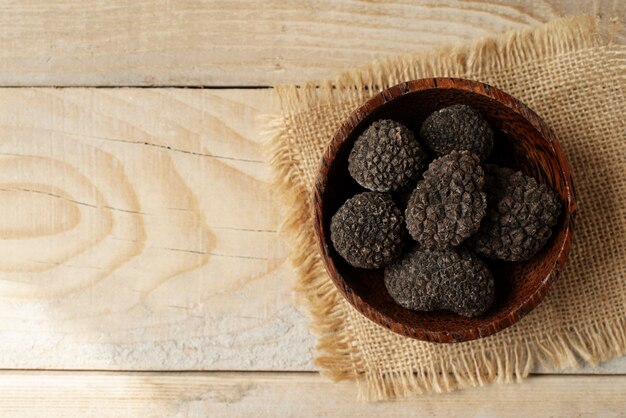 Trufas de vista superior na tigela ainda vida