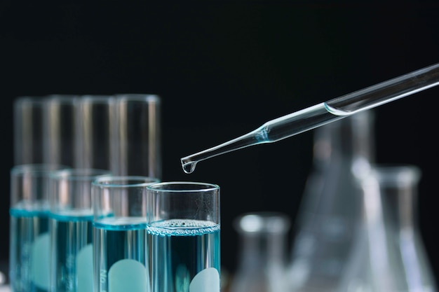 Tubos de ensaio químicos de laboratório de vidro com líquido para análise
