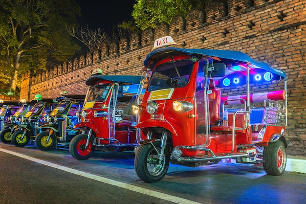 Tuk Tuk Tailândia. Táxi tradicional tailandês na Tailândia.