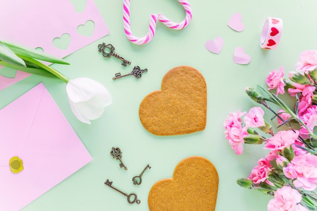 Foto grátis tulipa branca com biscoitos de coração na mesa