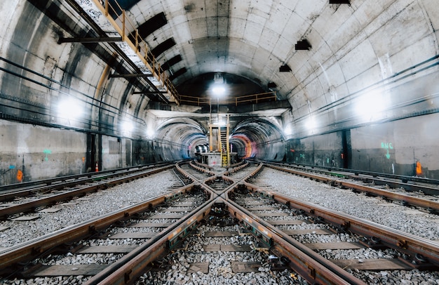Túnel subterrâneo e a estrada de ferro na cidade de Nova York