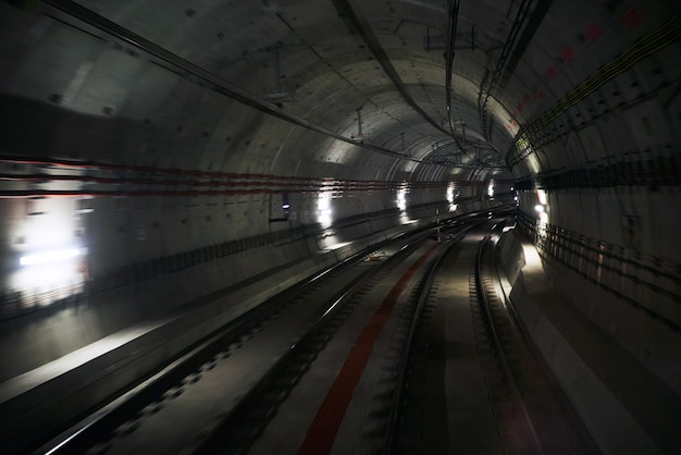 Foto grátis túnel underground com duas faixas