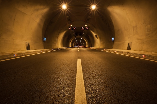 Foto grátis túnel vazio iluminado