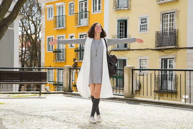 Turista animada posando na cidade velha