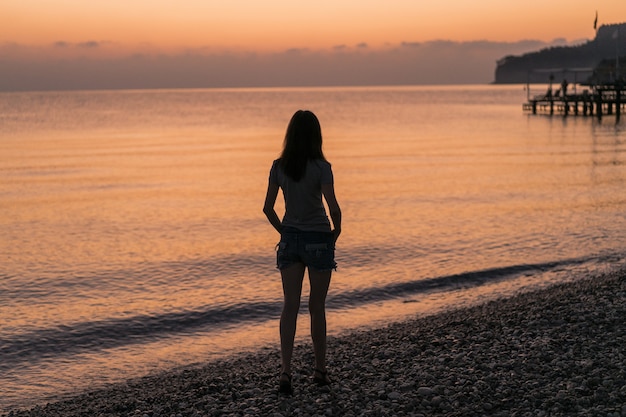 Turista ao nascer do sol, apreciando a vista