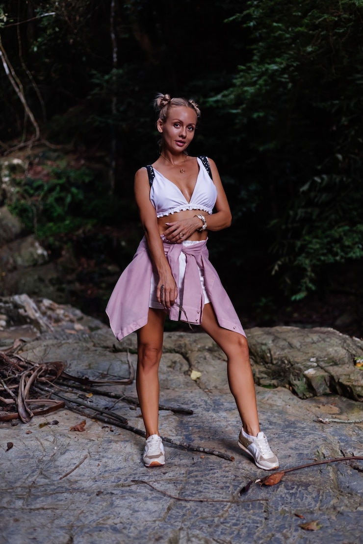Foto grátis turista bonita com top branco e mochila na rocha na floresta