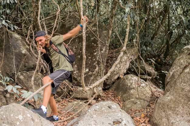 turista caminha pela floresta