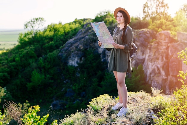 Turista com mapa na paisagem rochosa