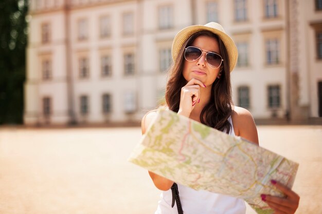 Turista com mapa se perguntando para onde deveria ir