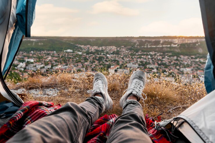 Foto grátis turista curtindo paisagens de tirar o fôlego