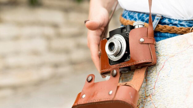 Turista de close-up com câmera fotográfica