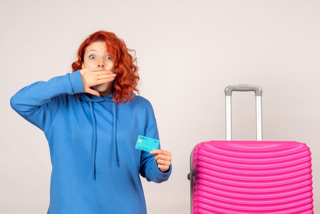 Turista de frente com bolsa rosa