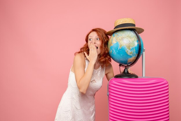 Turista de frente com bolsa rosa