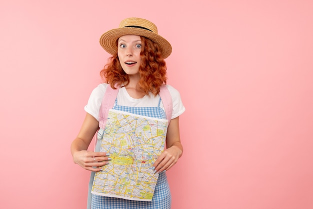 Turista de frente com mapa tentando encontrar direção em uma cidade estrangeira