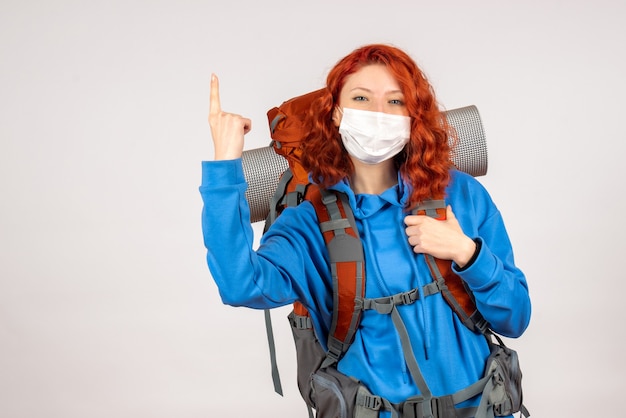 Turista de frente com máscara e mochila