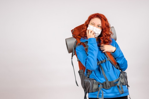 Turista de frente com máscara e pensamento de mochila