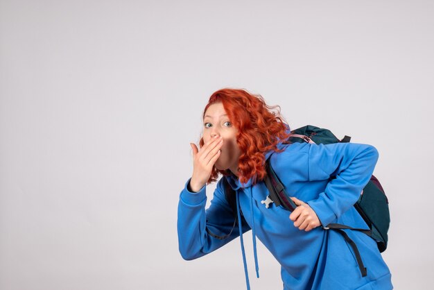 Turista de frente com mochila