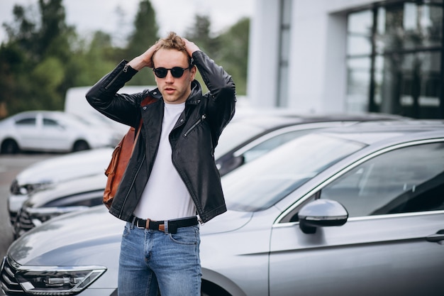 Turista de homem bonito comprar um carro