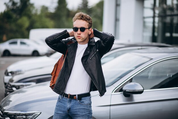 Turista de homem bonito comprar um carro