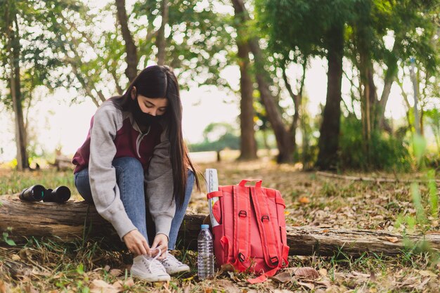 Turista de mulher asiática amarrar cadarços.