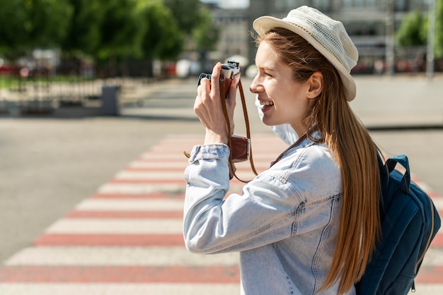 Turista em pé na faixa de pedestres e tirar fotos