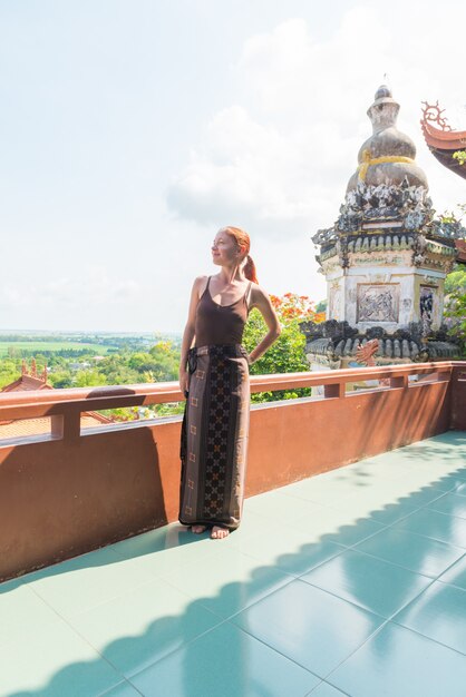 Turista europeu no templo budista