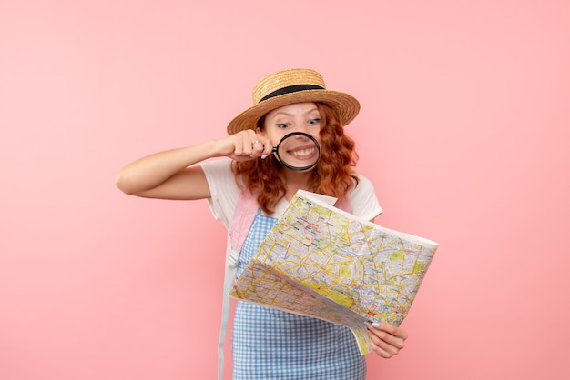 Turista explorando o mapa de frente com lupa