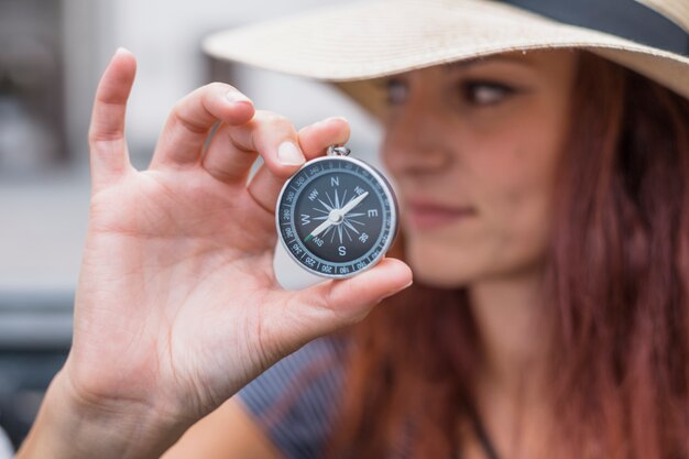 Turista feminina com bússola