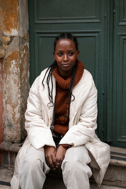 Foto grátis turista feminina posando para retrato de passo ao ar livre