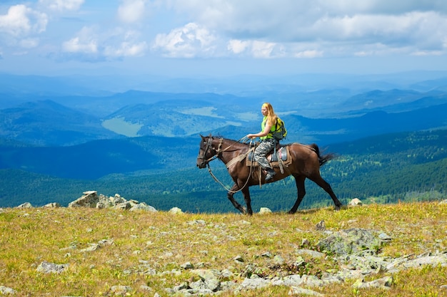 Turista feminino a cavalo