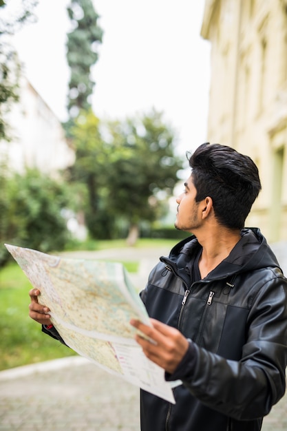 Turista indiano perdido, olhando para o mapa da cidade em uma viagem