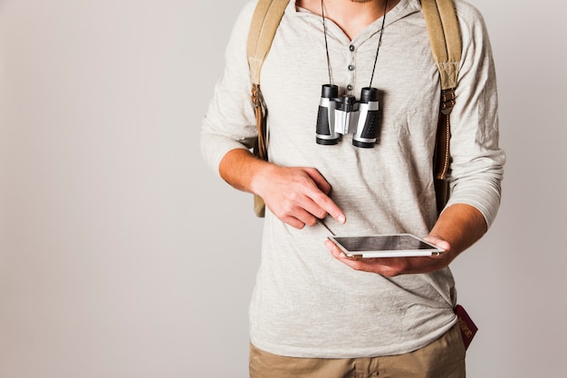 Turista moderno olhando tablet