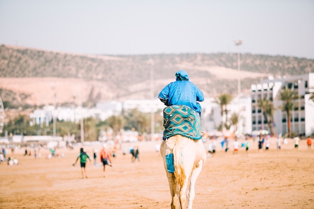 Turista na paisagem do deserto