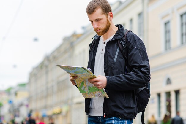 Turista pensativo com mapa