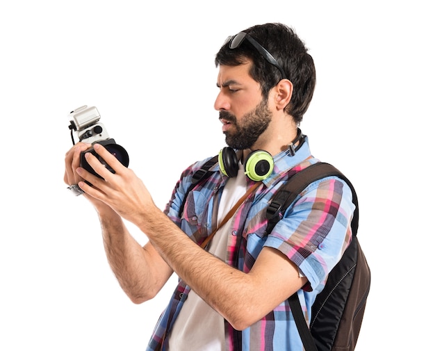 Turista segurando uma câmera de vídeo