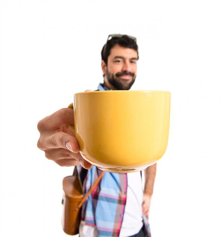 Foto grátis turista segurando uma xícara de café
