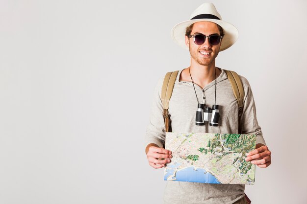 Turista sorridente de hipster com mapa