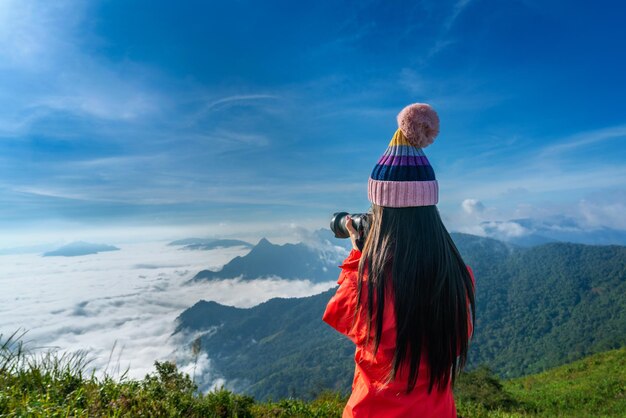 Turista tirando fotos com câmera digital em uma montanha. Montanhas de Phu chi fa em Chiang Rai, Tailândia.