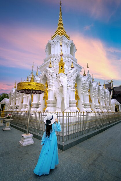 Turista visitando Wat Khua Khrae em Chiang rai, Tailândia