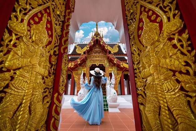 Turista visitando Wat Khua Khrae em Chiang rai, Tailândia