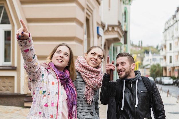 Foto grátis turistas apontando na rua