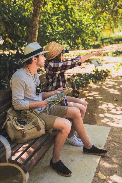 Turistas cansados ​​descansando