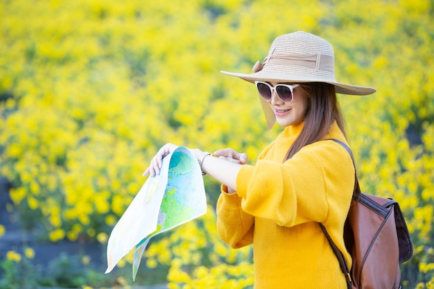 Turistas do sexo feminino segurar um mapa para encontrar lugares.