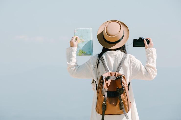 Foto grátis turistas femininas espalham seus braços e seguram suas asas