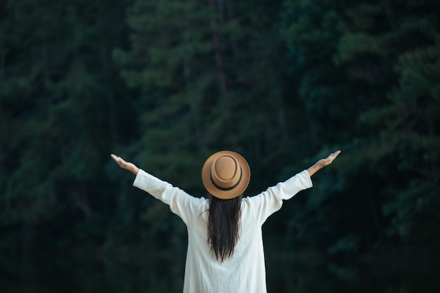 Turistas femininas espalham seus braços e seguram suas asas