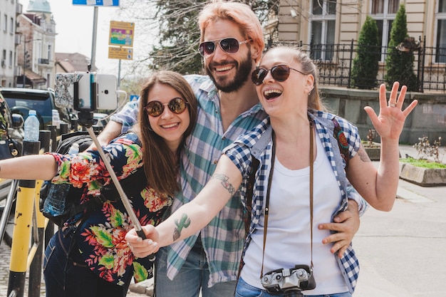 Foto grátis turistas posando para selfie