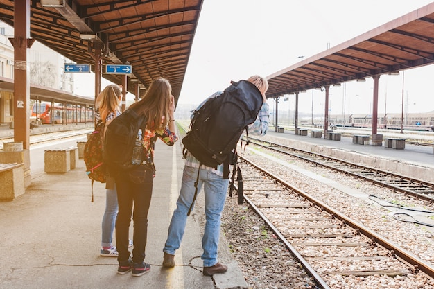 Foto grátis turistas que olham se o trem chega