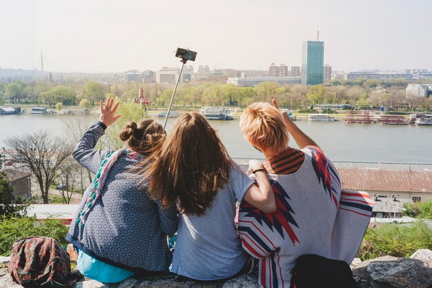 Turistas que tomam a visão do selfie de trás