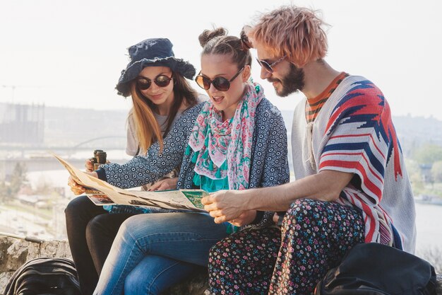 Turistas que verificam o mapa